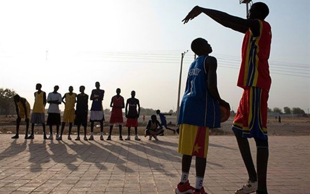 Судан, Бенту. Південносуданські баскетболісти тренуються у місті Бенту. / © AFP