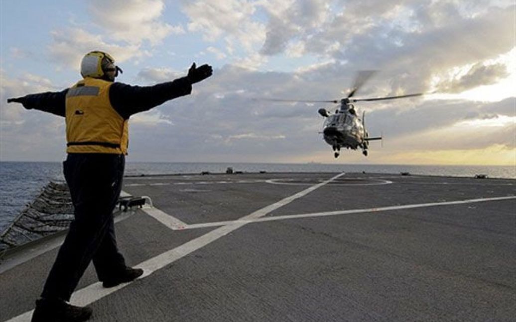 Рятувальний гелікоптер французького флоту AS365 F Dauphin сідає на авіаносець "Шарль де Голль", який перебуває у Середземному морі для підтримки операції в Лівії. Фото AFP/U.S. Navy / © AFP