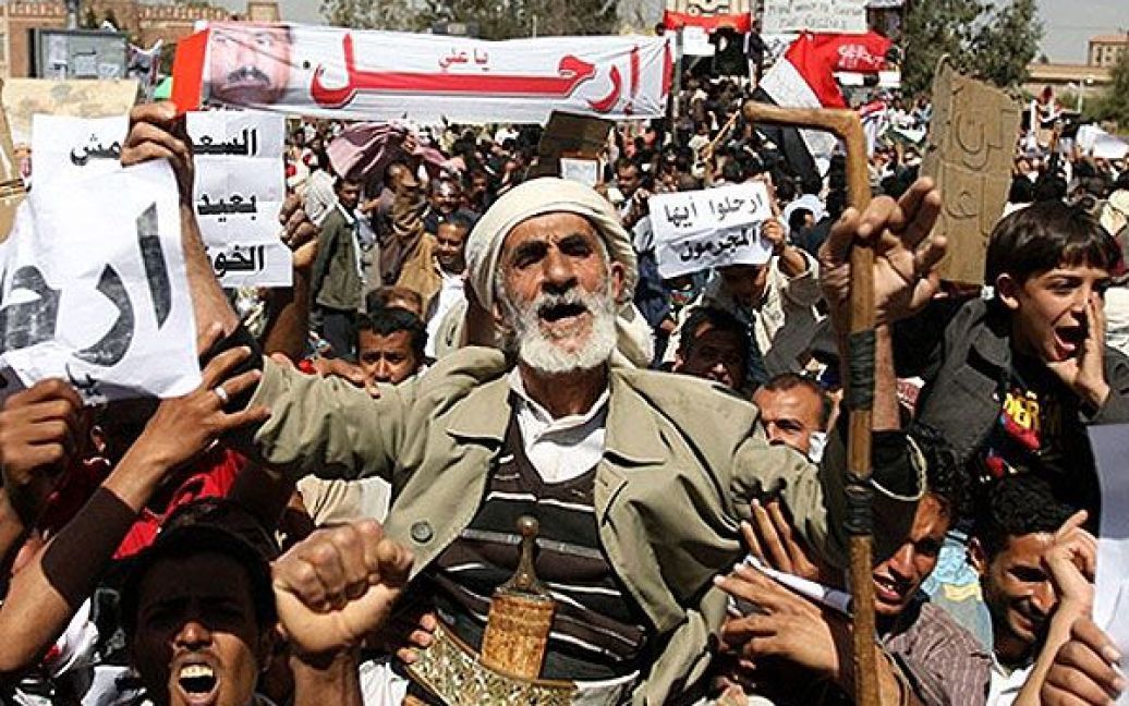 Ємен, Сана. Єменські учасники антиурядових демонстрацій закликають до повалення президента Ємену Алі Абдалли Салеха під час акції протесту у столиці країни Сані. Салех перебуває при владі з 1978 року. / © AFP