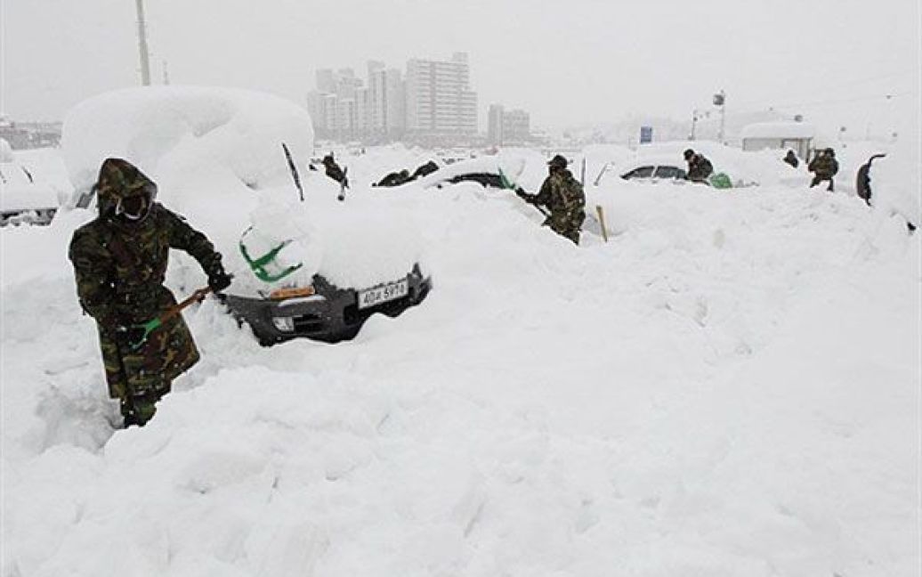 Республіка Корея, Каннин. Південнокорейські солдати прибирають сніг на вулиці міста Каннин. Південна Корея мобілізувала тисячі муніципальних працівників і солдатів, щоб подолати наслідки потужного снігопаду у північно-східній провінції країни Канвондо. / © AFP