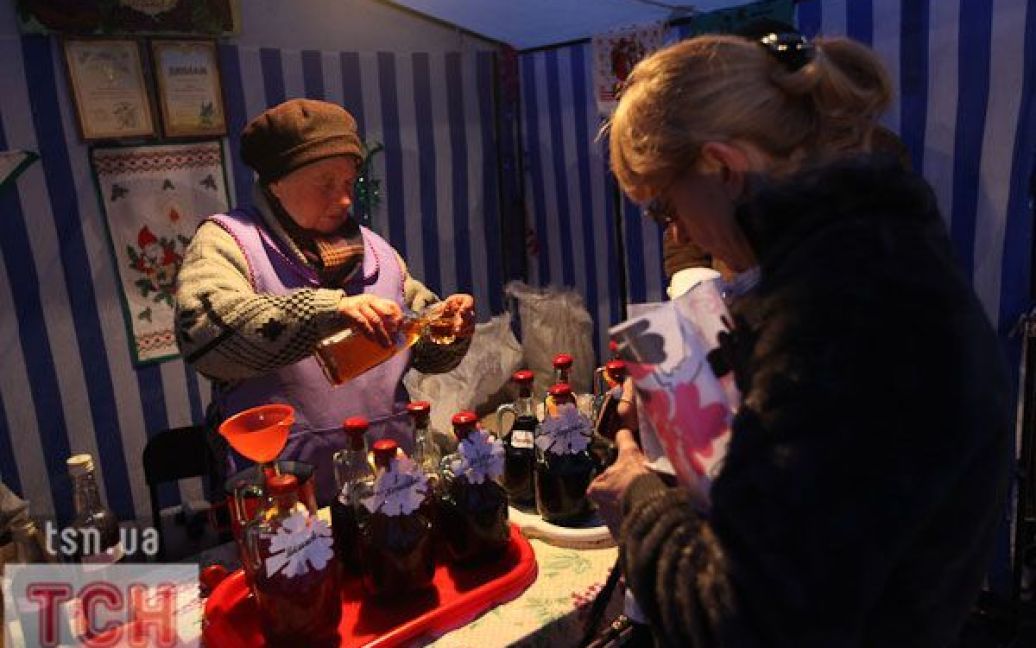 В місті Мукачево на Закарпатті провели фестиваль вина "Червоне вино 2011", в якому взяли участь більше 150 виноробів. / © ТСН.ua