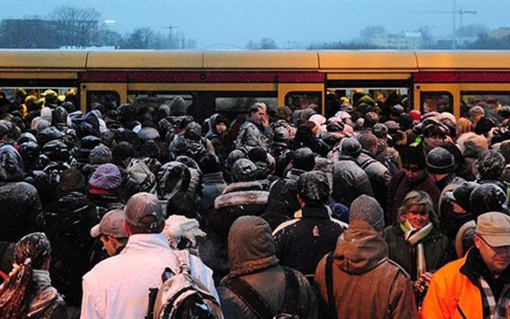 Німеччина, Берлін. Пасажири зібралися на платформі і намагаються сісти на поїзд S-Bahn на станції Осткруз у Берліні. Місто потерпає від потужного снігопаду, який ускладнив приміські перевезення. / © AFP