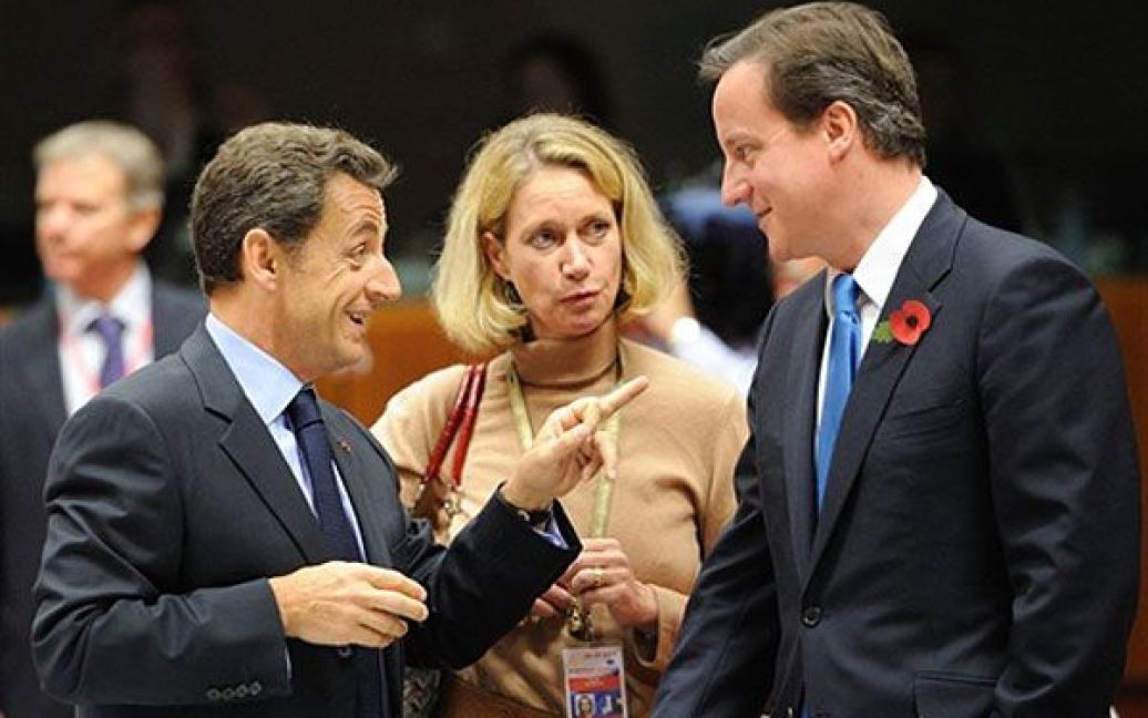 Бельгія, Брюссель. Президент Франції Ніколя Саркозі розмовляє з прем&#039;єр-міністром Великобританії Девідом Кемероном під час робочого засідання саміту Європейського Союзу в європейській штаб-квартирі ЄС у Брюсселі. / © AFP
