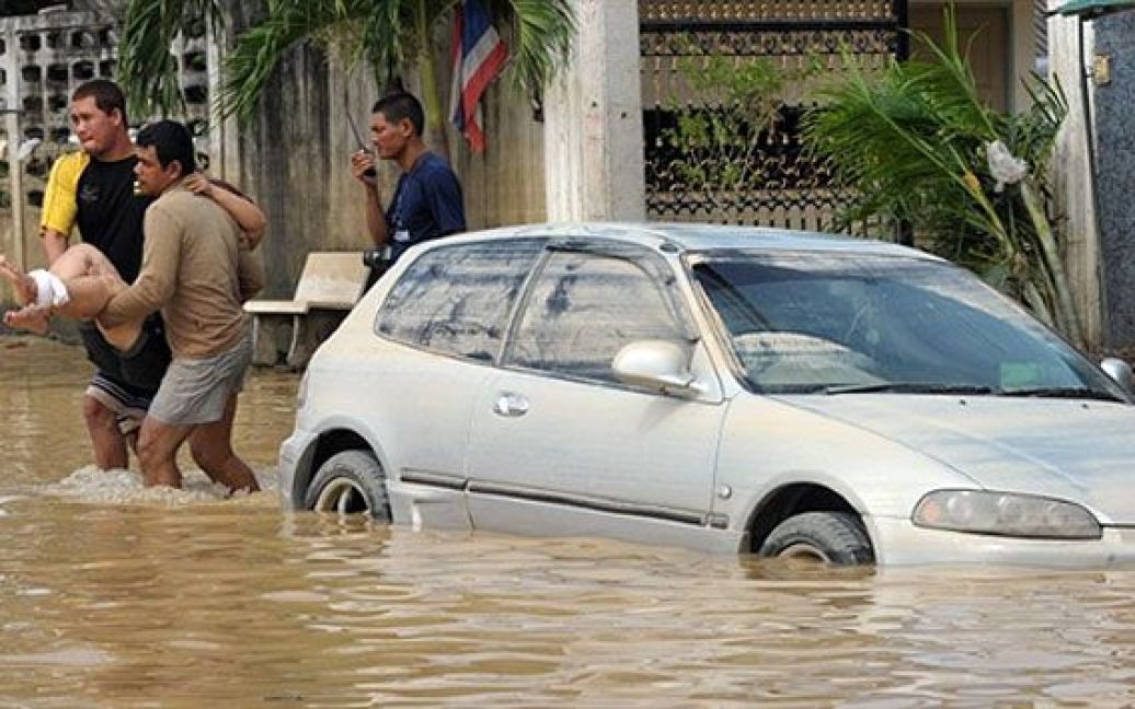 На півдні Таїланду, де вже майже місяць йдуть проливні зливи, затопило місто Хат&#039;яй, яке вважається економічним і туристичним центром півдня країни. / © AFP