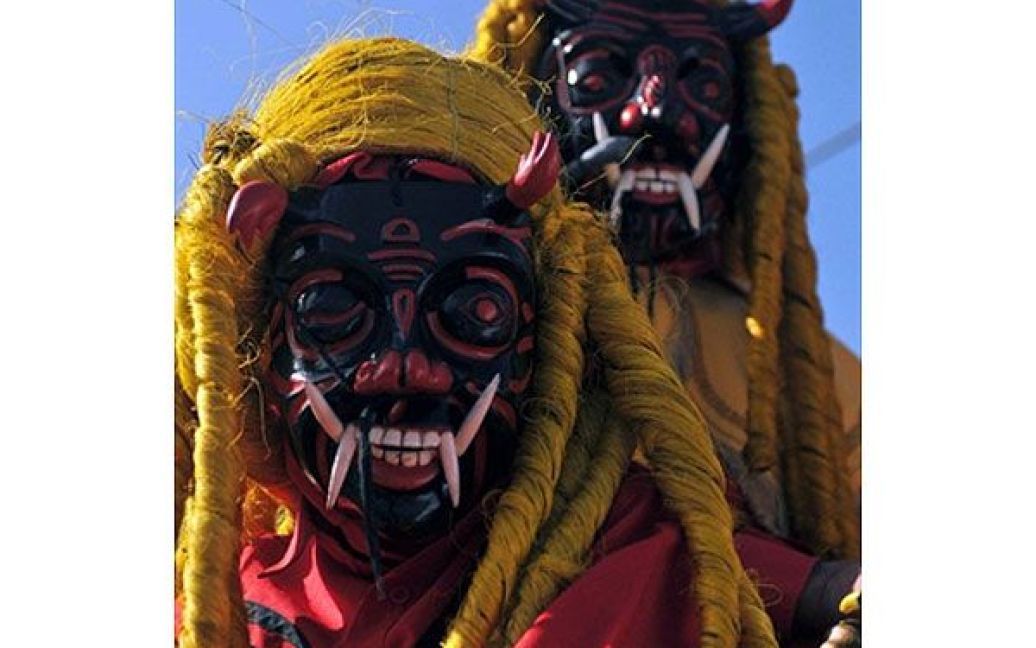 Гватемала, Сакатепекес. Місцеві мешканці, одягнені у костюми чортів, беруть участь у так званому "танці 24 дияволів", присвяченому святкуванню Дня непорочного зачаття Богоматері. / © AFP