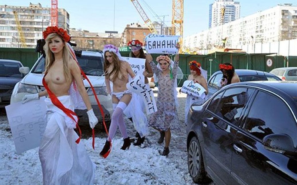 Топлес-протест "Наречені для папуаса" був присвячений фіналу новозеландського конкурсу, головним призом якого був заявлений секс-тур до Україні. / © AFP