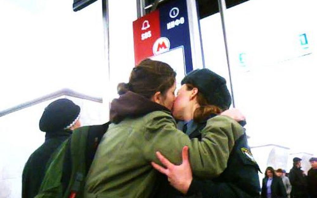 Московські активістки кидалися з обіймами і поцілунками на жінок-правоохоронців в метро, в підземних переходах і просто на вулиці в центрі Москви. / © wisegizmo.livejournal.com