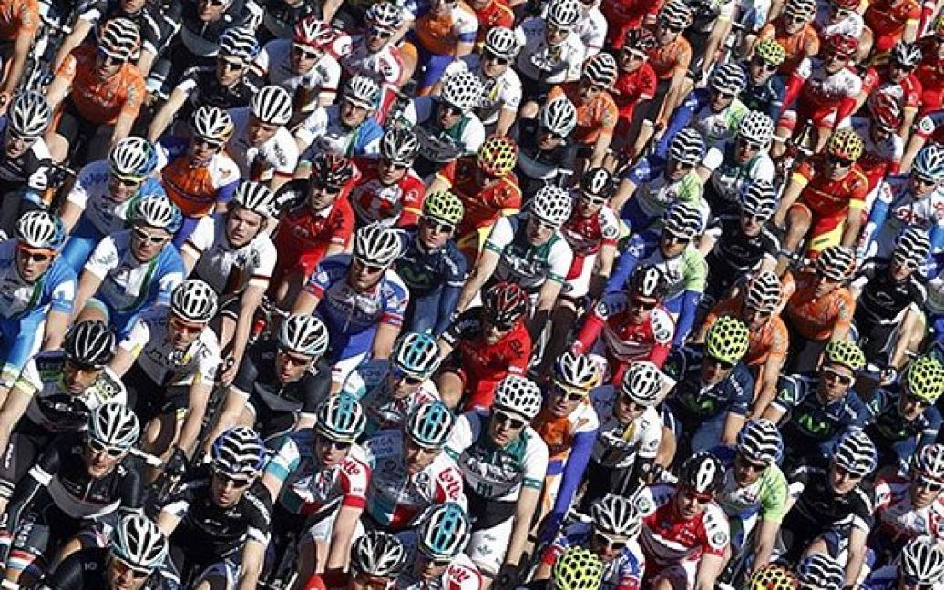 Іспанія, Пальма де Майорка. Велосипедисти беруть участь у першому етапі (116 км) 20-их перегонів "Mallorca Challenge". / © AFP