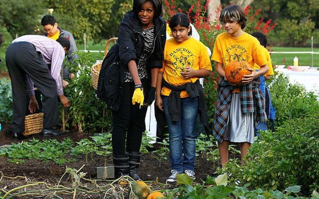 У зборі гарбузів, ріпи і картоплі дружині президента допомагали школярі. / © Getty Images/Fotobank