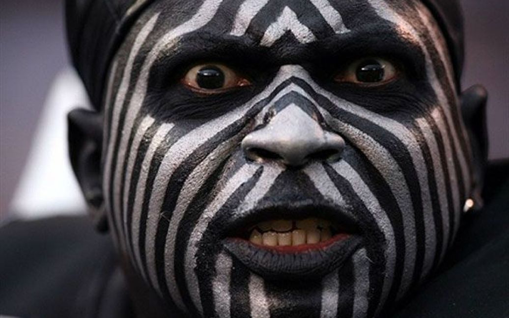 США, Сан-Дієго. Шанувальник "Oakland Raiders" із розфарбованим обличчям під час гри на стадіоні Квалькомм у Сан-Дієго. / © AFP