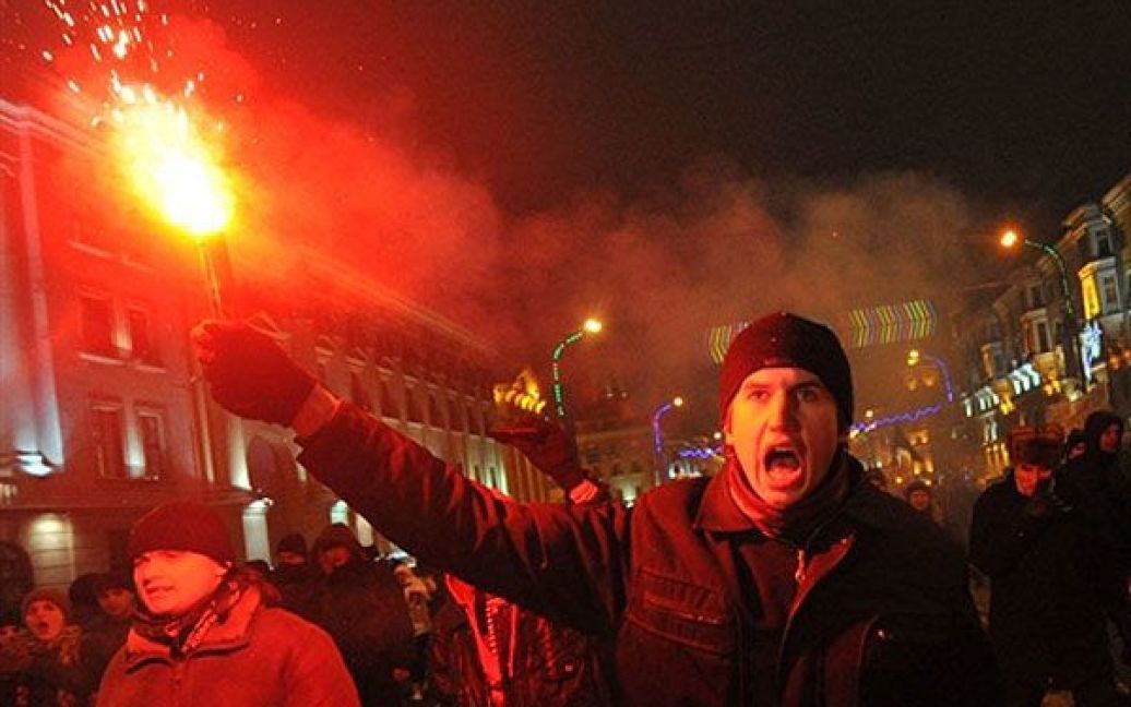 Одразу після голосування на виборах президента Білорусі десятки тисяч людей вийшли на акції протесту на Жовтневій площі і площі Незалежності в Мінську. / © AFP