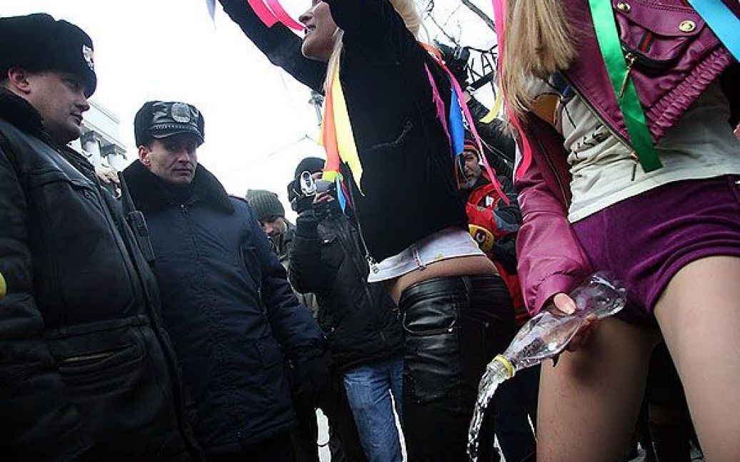 Жіночий рух FEMEN провів у Києві акцію проотесту "Кабінет М" / © Жіночий рух FEMEN