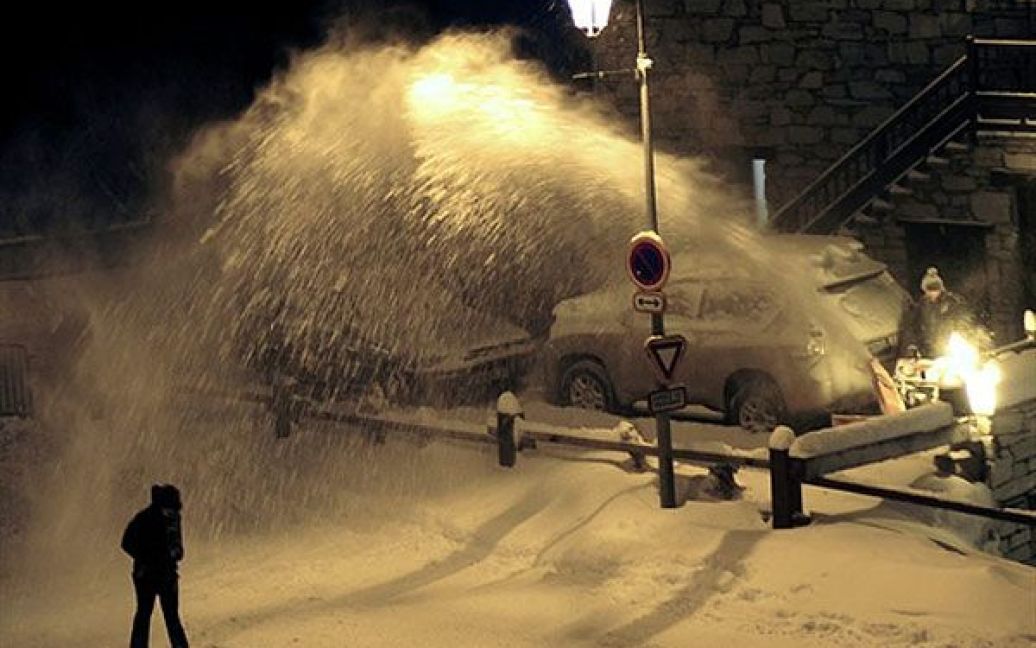 Франція, Валь-д&rsquo;Ісер. Чоловік йде засніженою вулицею у французьких Альпах. У 32 французьких департаментах було видане попередження про складні погодні умови протягом наступних кількох днів. / © AFP