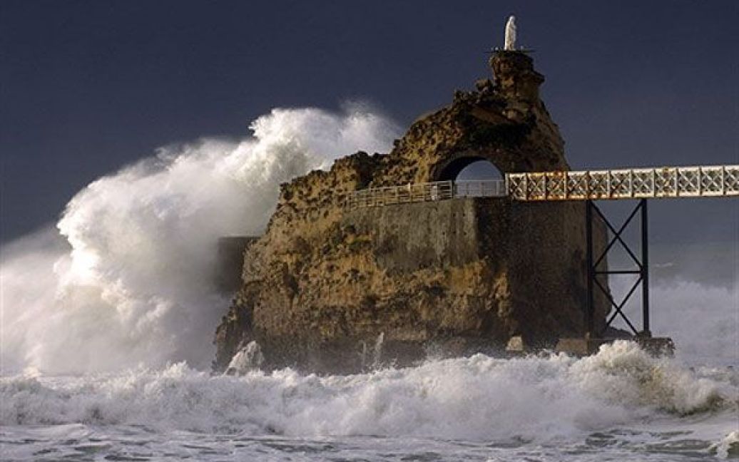 Франція, Біарріц. Гігантські хвилі накривають "Ле Роше-де-ла Вьерж" біля берегів Біарріц на південному заході Франції. / © AFP