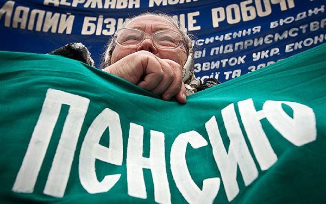 Учасники акції протесту перед будівлею ВР також вимагали не збільшувати пенсійний вік. / © PHL.com.ua