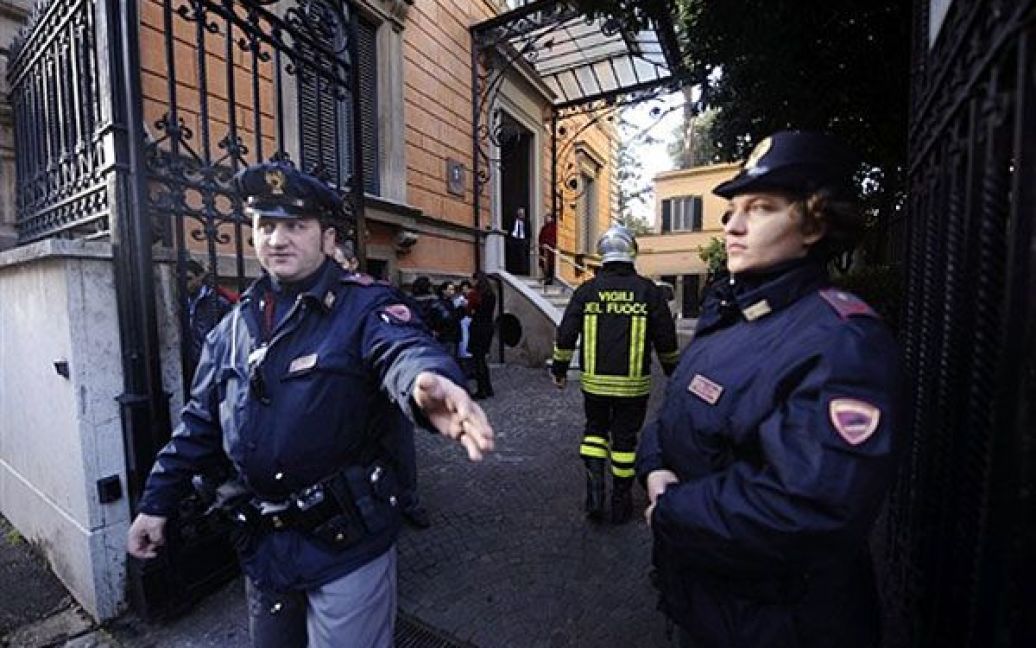 Італія, Рим. Італійські поліцейські біля головних воріт посольства Чилі в Римі. У чилійському посольстві в Римі вибухнула бомба, поранивши одну людину. Ще один вибух в Римі пролунав у будівлі посольства Швейцарії. Один зі співробітників посольства також отримав серйозні поранення. / © AFP