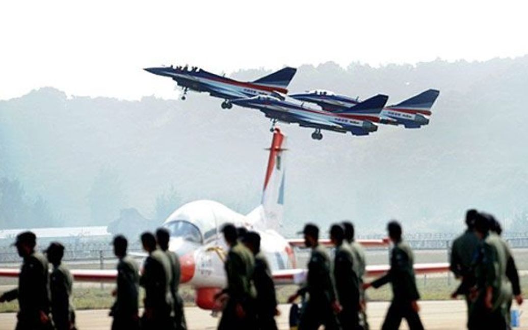 Виступ винищувачів на авіасалоні "Airshow China 2010" / © AFP