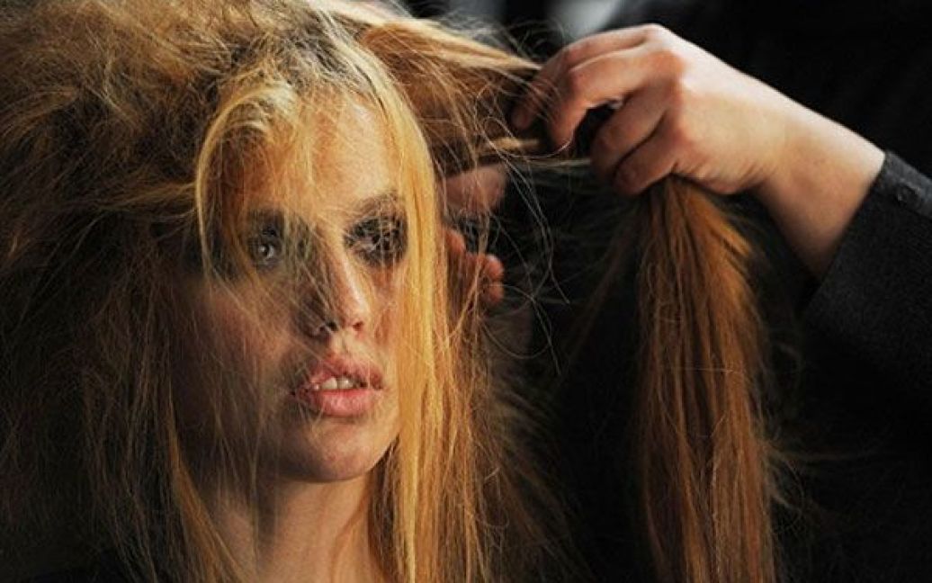 Великобританія, Лондон. Моделі роблять зачіску перед показом дизайнера Коррі Нільсен на Лондонському тижні моди. / © AFP
