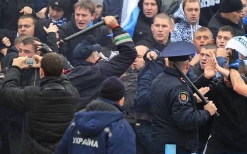 Те, що міліція почала виявляти паліїв, викликало обурення уболівальників "Дніпра", і вони накинулися на міліціонерів. / © poltava.pl.ua