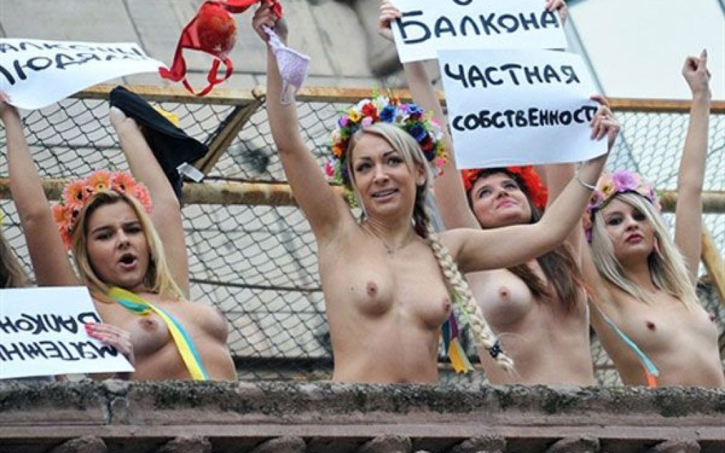 Топлес-протест FEMEN "Бунтівний балкон" пройшла на балконі в центрі Києва, навпроти будівлі КМДА. / © AFP