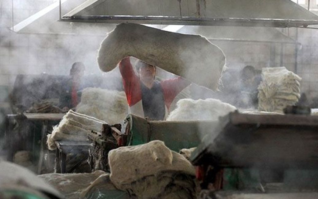 Білорусь, Сміловичі. Жінка працює на виробництві валянок на фабриці у Сміловичах. Валянки є традиційним взуттям для холодних зимових умов у Росії, Литві, Україні та Латвії. / © AFP