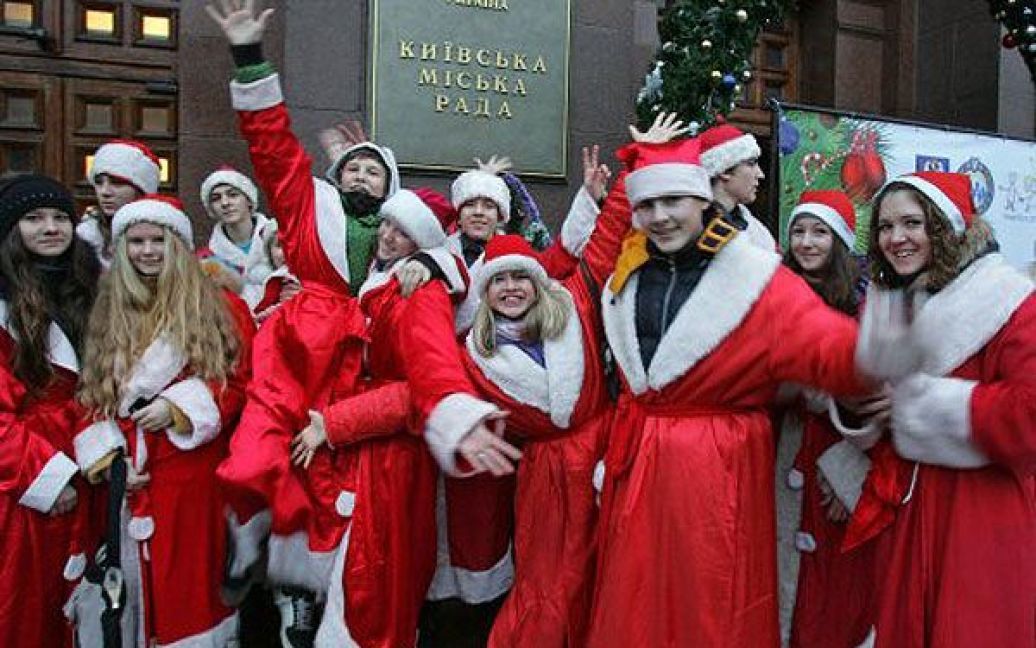 У Києві провели традиційний Парад Дідів Морозів-волонтерів / © УНІАН