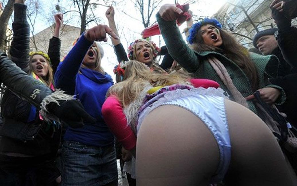 Жіночий рух FEMEN провів чергову мирну демонстрацію під будівлею посольства Італії під гаслами "Італія - не бордель". / © AFP