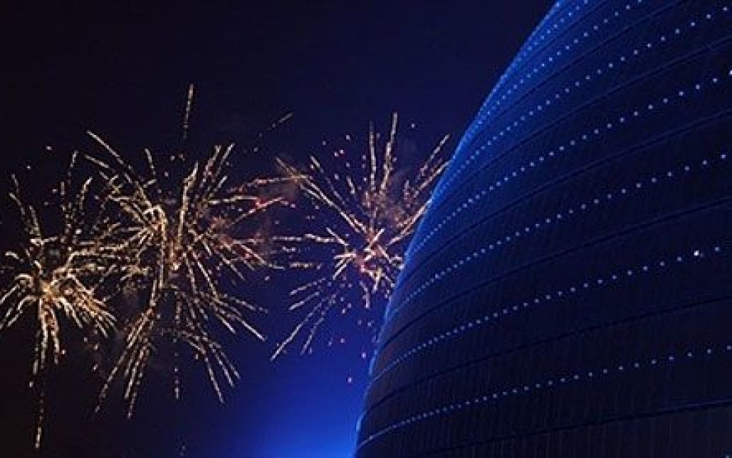 Китай, Пекін. Феєрверки злітають над Національним театром у Пекіні під час щорічного Фестивалю ліхтарів, який знаменує закінчення святкування Нового року за місячним календарем. / © AFP