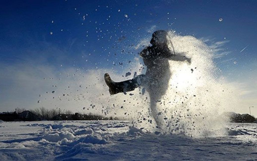 Великобританія, Брайтон. Хлопець грає в снігу, оскільки його школу закрили після сильного снігопаду, який протягом останніх декількох днів йшов у Брайтоні. Британські аеропорти та залізничні станції були закриті через похолодання у країні та сильні снігопади. / © AFP