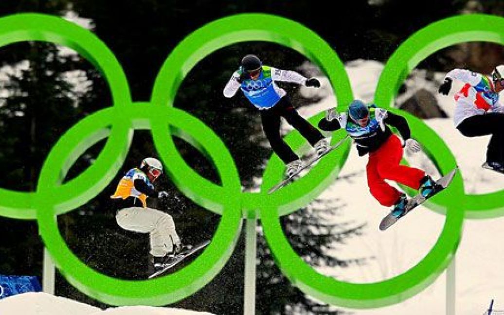 Канадець Роберт Фаган лідирує під час змагань з німцем Девідом Шпайзером, канадцем Франсуа Боівіном і швейцарцем Фабіо Кадуффом у чоловічому чвертьфіналі змагань зі сноубордингу на Зимовій Олімпіаді у Ванкувері. (Robert Gauthier/Los Angeles Times) / © Los Angeles Times