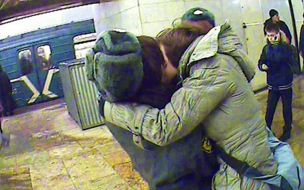 За словами активісток, співробітниць міліції найбільше обурювало не те, що їх цілують, а те, що це робить дівчина. / © wisegizmo.livejournal.com