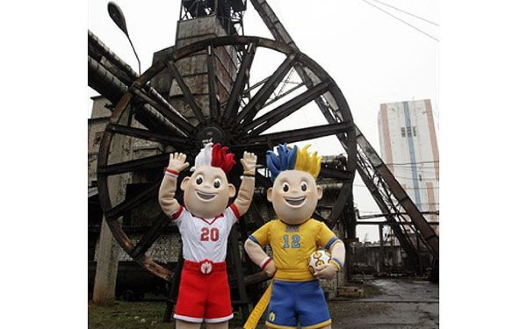 Талісмани Євро-2012 відвідали Донецьк. / © AFP