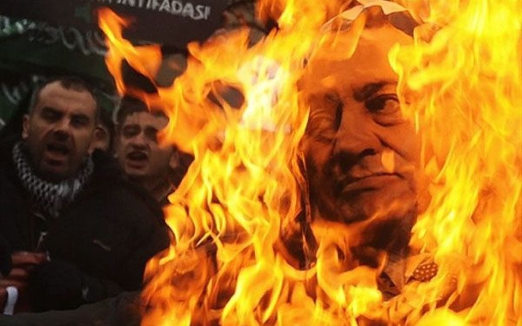 Туреччина, Стамбул. Турецькі мусульмани спалюють портрет єгипетського президента Хосні Мубарака під час акції протесту перед консульством Єгипту в Стамбулі. Президент Хосні Мубарак закликав армію Єгипту допомогти поліції і придушити протести, в результаті яких вже загинули більше 100 людей. / © AFP