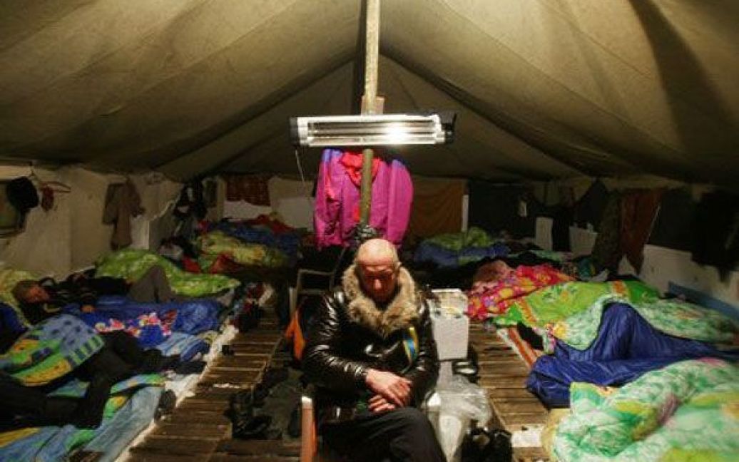 Підприємці, які залишилися на ніч на Майдані, не чинили спротиву міліції з огляду на її чисельну перевагу. / © УНІАН