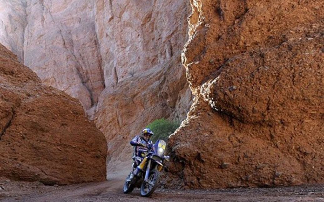 Аргентина, Жужуй. Французький мотогонщик Сайріл Депре їде на своєму KTM через каньйон Сан-Рафаель під час третього етапу ралі Дакар між Тукуманом і Жужуєм. / © AFP