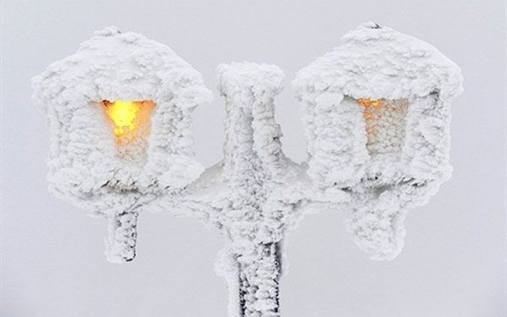 Німеччина. Вуличні ліхтарі, вкриті снігом і кригою, поблизу гори
Фельдберг у центральній Німеччині. / © AFP