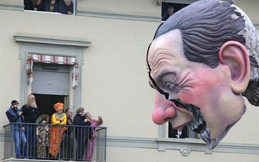 Італія, Віареджіо. Гігантська платформа під назвою ReXpubblica із зображенням прем&#039;єр-міністра Італії Сільвіо Берлусконі бере участь у щорічному карнавалі у Віареджіо. / © AFP