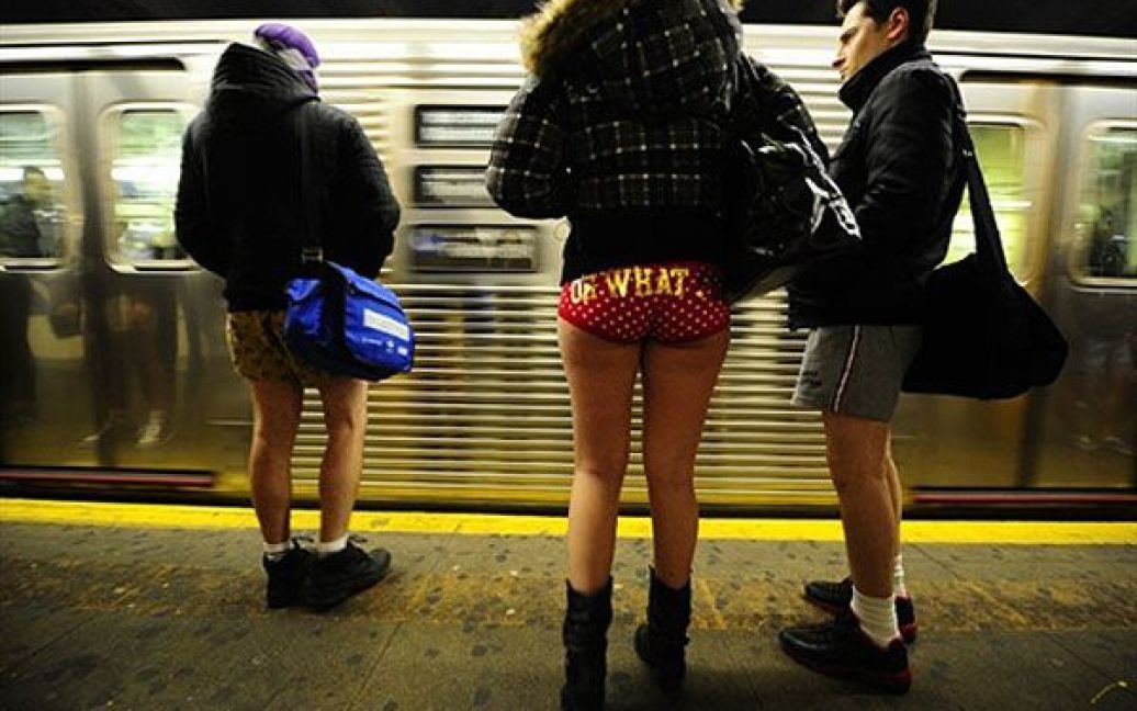 США, Нью-Йорк. Молоді люди беруть участь у щорічному масовому флешмобі "У метро без штанів" в Нью-Йорку. Цього року в акції, організованій Improv Everywhere, взяли участь більше 3 тисяч людей. / © AFP