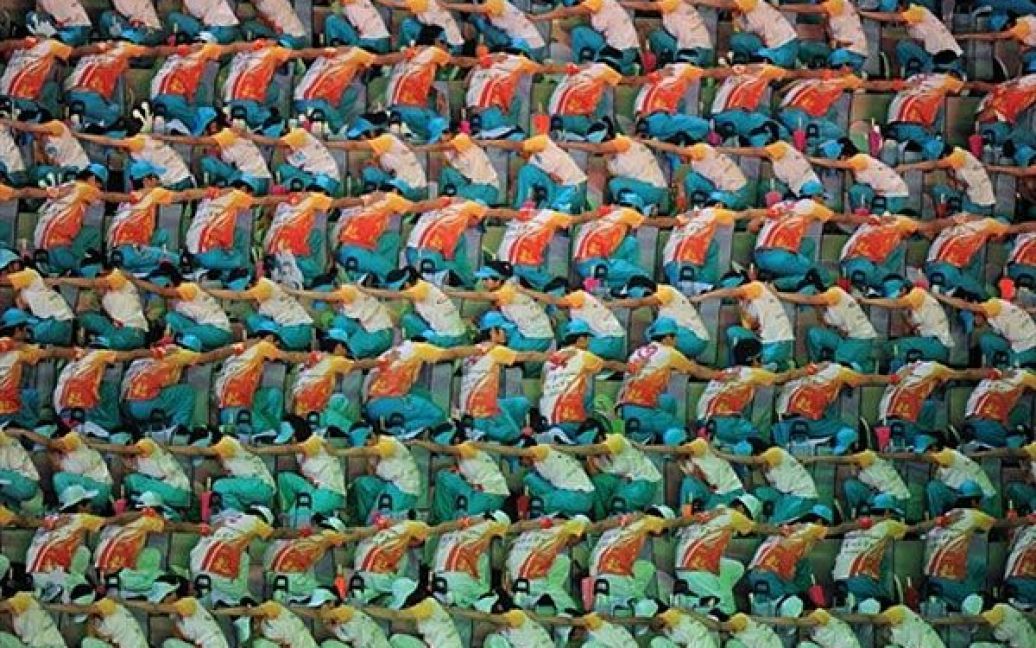 Китай, Гуанчжоу. Учасники церемонії закриття 16-их Азіатських ігор в
Гуанчжоу. Переможцем Азіатських ігор, які тривали 15 днів, став Китай,
який залишив далеко позаду решту країн-учасниць. / © AFP
