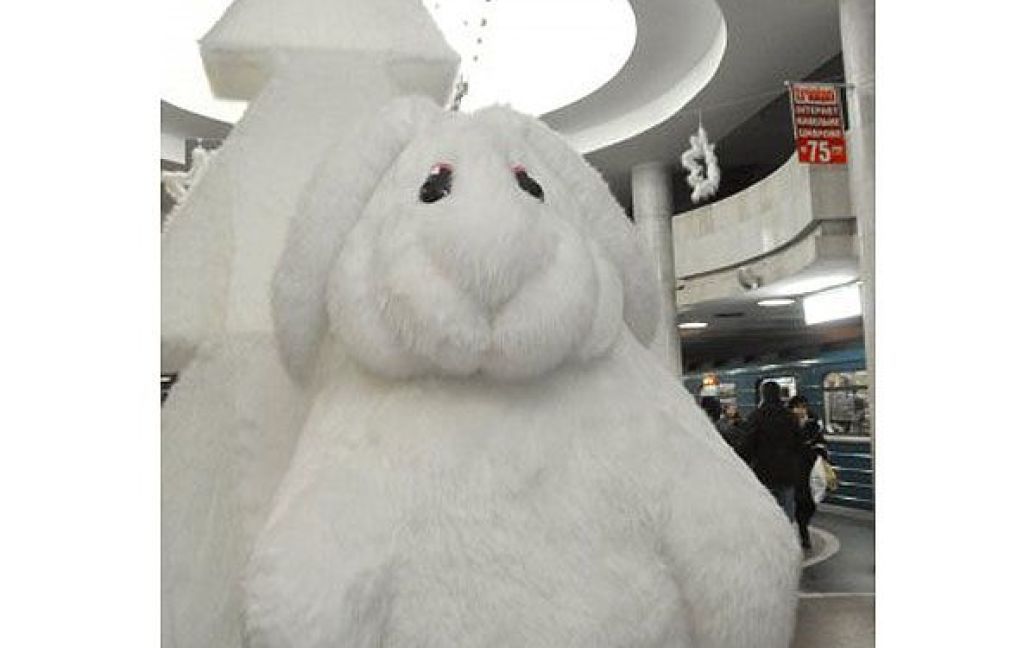 У Харкові на станції метро "Університет" встановили 4-метрового іграшкового кролика / © УНІАН