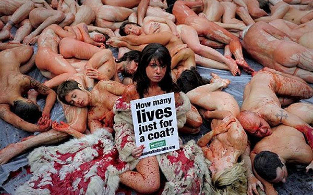 Іспанія, Барселона. Голі активісти з організації захисту прав тварин "Anima Naturalis" провели демонстрацію під гаслом "Без шкіри" на площі Сан-Жауме у Барселоні. / © AFP