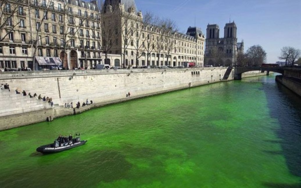 Франція, Париж. Річку Сену в Парижі пофарбували у зелений колір на честь проведення Всесвітнього дня водних ресурсів, заснованого ООН. / © AFP