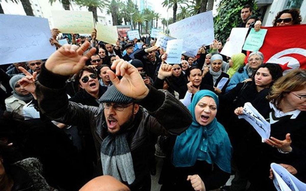Туніс. Кілька сотень тунісців взяли участь у акції протесту перед лівійським посольством. Вони виступили проти ветерана-правителя Муамара Каддафі і підтримали демонстрантів у Лівії. / © AFP