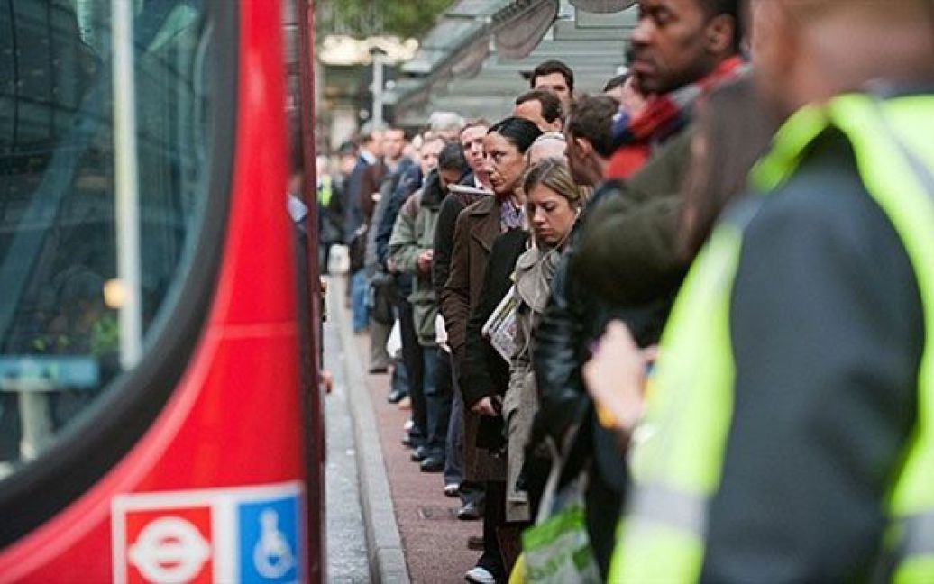 Великобританія, Лондон. Пасажири стоять в черзі на автобуси поруч із залізничним вокзалом Вікторія у центрі Лондона. Мільйони пасажирів у Лондоні постраждали від 24-годинного страйку, який влаштував персонал підземки. / © AFP