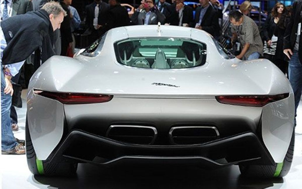 США, Лос-Анджелес. Електричний концепт-кар Jaguar CX75 було презентовано на автомобільній міжнародній виставці "LA Auto Show" у Лос-Анджелесі. / © AFP