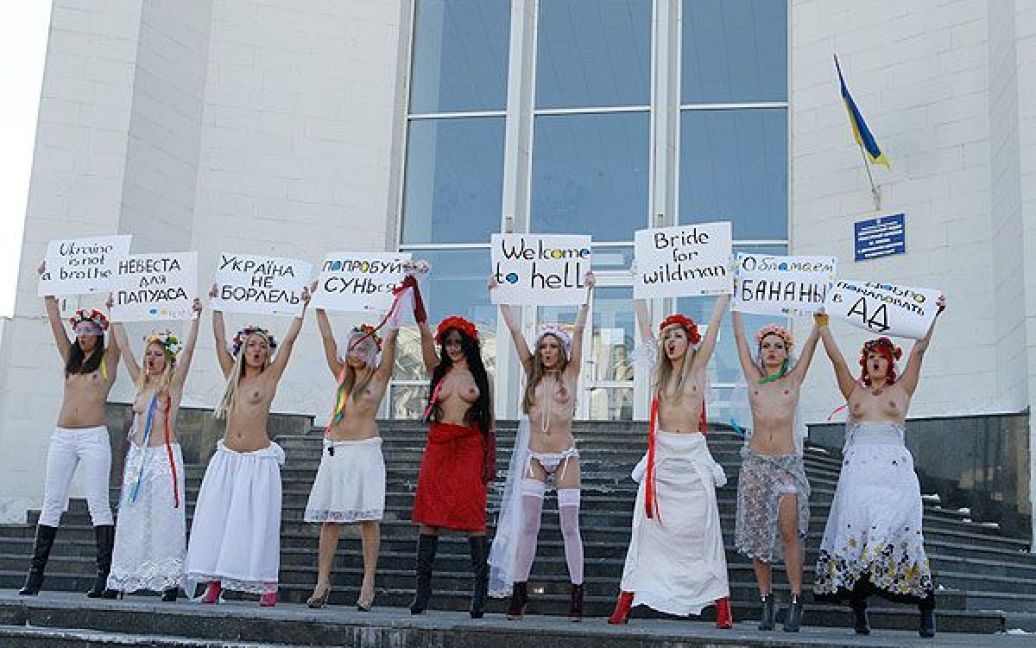 Активістки жіночого руху FEMEN провели у Києві перед будівлею центрального РАГСу України топлес-акцію протесту "Наречені для папуаса". / © Жіночий рух FEMEN