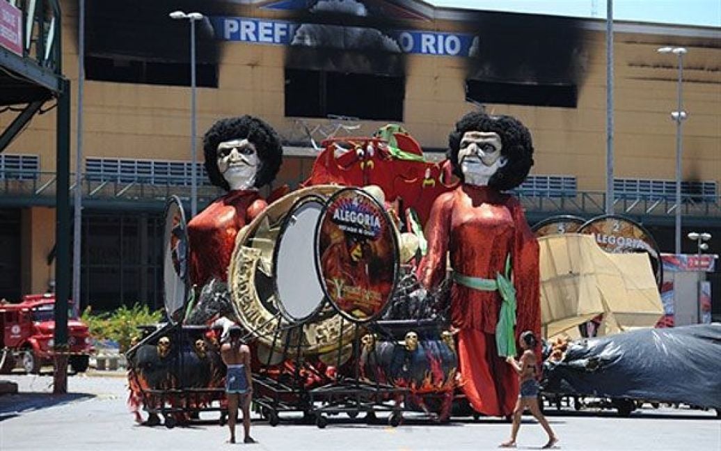 Бразилія, Ріо-де-Жанейро. Члени шкіл самби дивляться на ляльки, пошкоджені в результаті руйнівної пожежі у школі самби Гранде. Учасники карнавалу в Ріо почали відновлювати 8000 костюмів і дев&#039;ять гігантських платформ, які згоріли під час пожежі у майстеренях. Три з 12 шкіл самби втратили більшість костюмів напередодні карнавалу. / © AFP