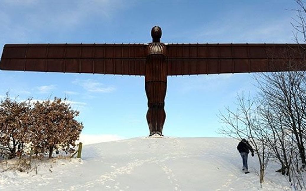 Великобританія, Гейтсхед. Скульптура "Ангел Півночі" британського
художника Ентоні Гормлі стоїть серед снігу поблизу міста Гейтсхед на
північному сході Англії. У деяких районах Великобританії випало до 35
см снігу, що викликало порушення повітряного і автомобільного
сполучення. / © AFP