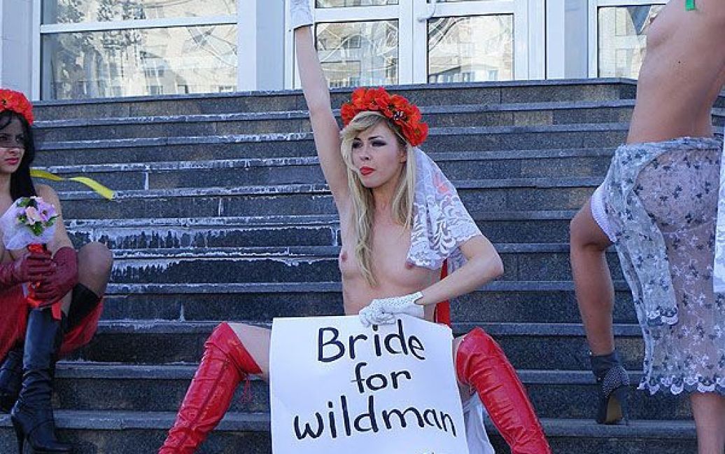 Топлес-протест "Наречені для папуаса" був присвячений фіналу новозеландського конкурсу, головним призом якого був заявлений секс-тур до Україні. / © Жіночий рух FEMEN