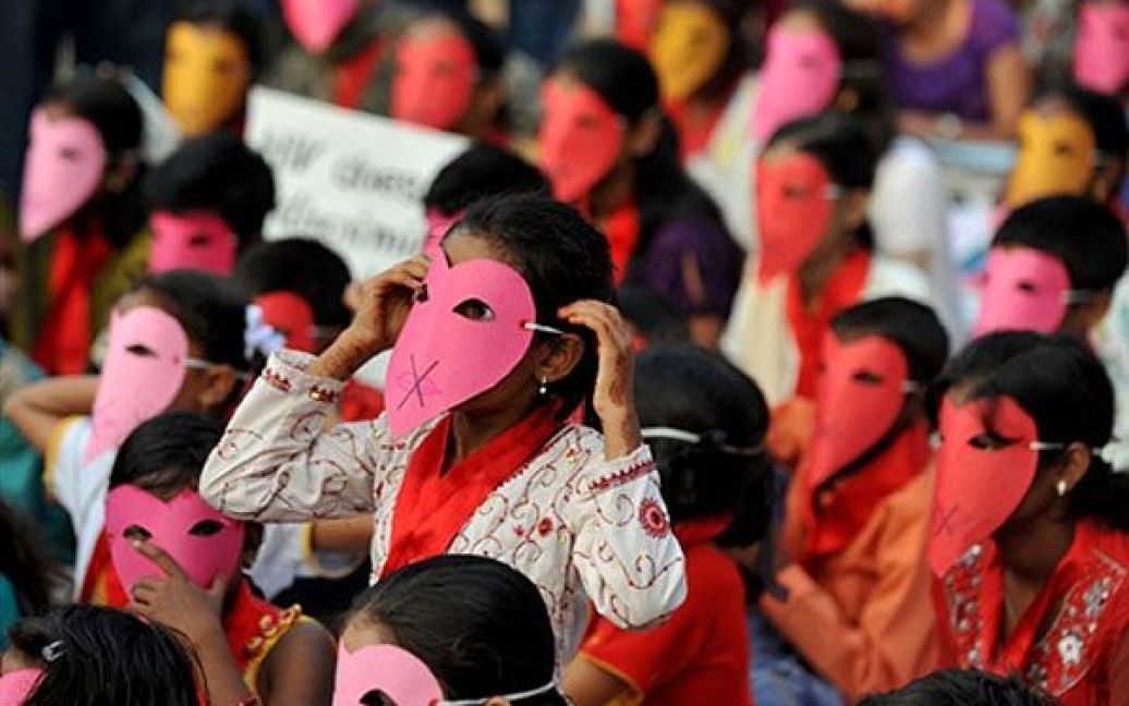 Індія, Мумбаї. Індійські діти, ВІЛ-інфіковані та хворі на СНІД, одягнені в маски, беруть участь у заході, присвяченому Дню боротьби зі СНІД. За даними агентства ЮНЕЙДС, близько 2,5 мільйонів індійців, які живуть з ВІЛ, піддаються остракізму з боку суспільства. / © AFP